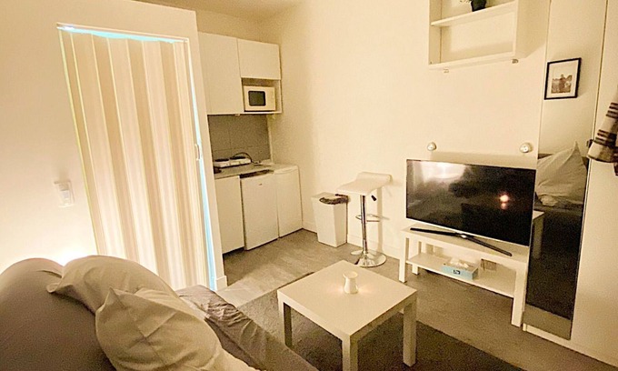 Issy-les-Moulineaux Apartamento | Cozy 1-bedroom apartment with WiFi, AC in charming Issy-les-Moulineaux