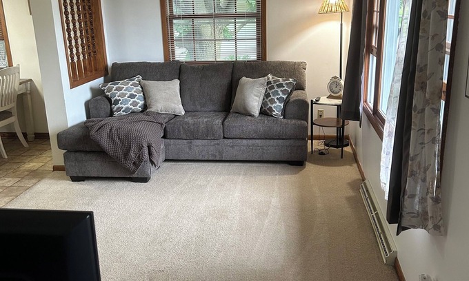 Marshfield Apartamento | Cozy 1-bedroom, 1-Office with Queen bed, 1.5- bathroom duplex in Marshfield.