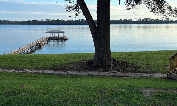 Sondheimer Casa | Cozy 1 bedroom, 2 queen beds with sofa couch lakefront Eagle Lake Getaway