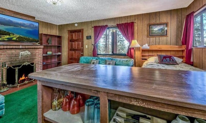 Zephyr Cove Chalet De Esquí | Cozy 1-Bedroom 4 plex Chalet with Fireplace & Kitchenette. NO PETS.