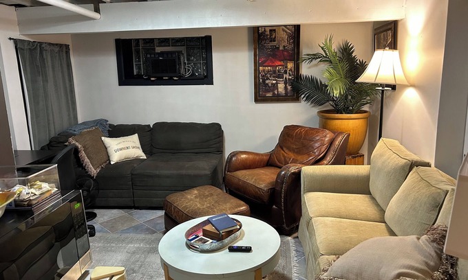 Downers Grove Apartamento | Cozy 1-bedroom apartment just 6 minutes drive to Morton Arboretum