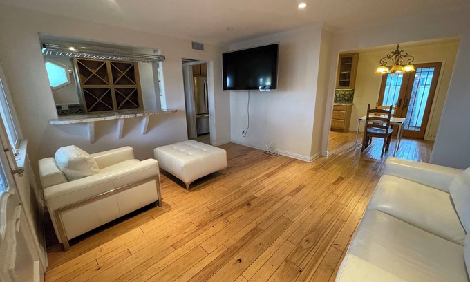 Sunset Park Apartamento | Cozy 1-bedroom apartment in delightful Santa Monica with AC, WiFi.