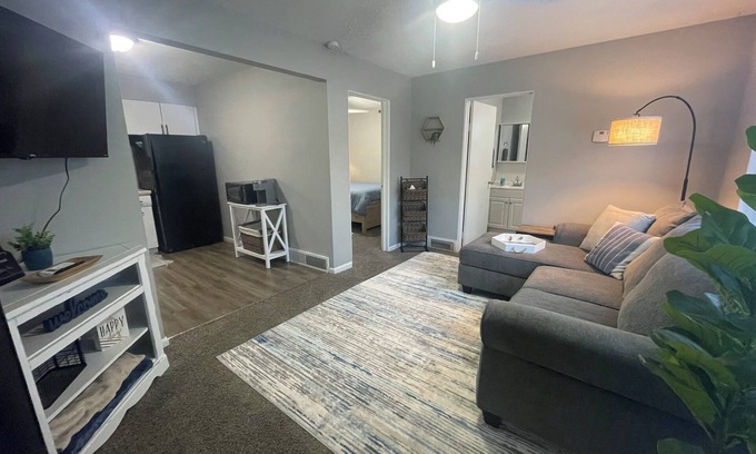 East Peoria Apartamento | Cozy 1-bedroom apartment in East Peoria