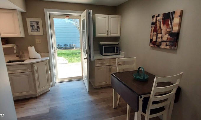 Newington Apartamento | Cozy 1-bedroom apartment in charming Springfield with AC, WiFi