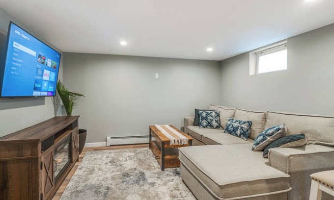 Amityville Apartamento | Cozy 1-bedroom apartment in charming Amityville with WiFi, AC
