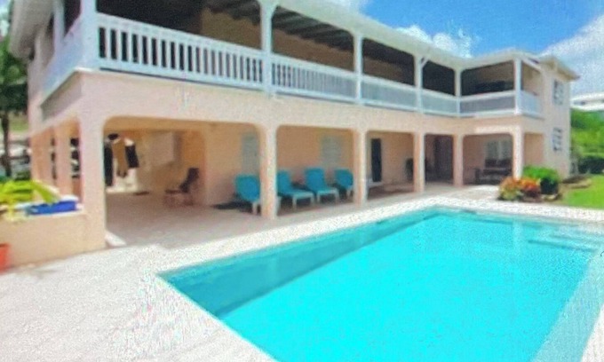 Buckleys Village Apartamento | Cozy 1-bedroom apartment in Buckleys with WiFi, AC private pool terrace &bar