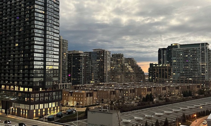 King West Village Apartamento | Cozy 1-Bedroom Apartment with Unique View - Available for School Holidays Only