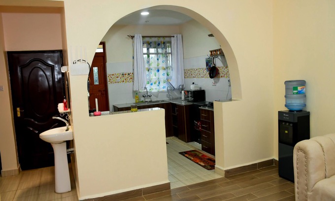 Nanyuki Apartamento | Cozy 1-bedroom apartment inNanyuki with Free Wi-fi, fully furnished kitchen