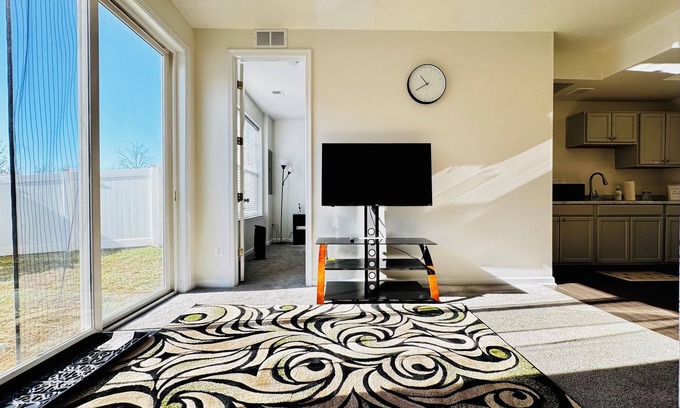 Leesburg Apartamento | Cozy 1 Bedroom Apartment Heart of Leesburg, 15 Min to IAD, 40 Mins to DC