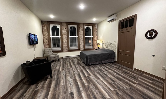 New Ulm Apartamento | Cozy 1 bedroom apartment located in beautiful downtown New Ulm Mn.