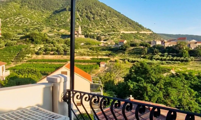 Komiza Apartamento | Cozy 1-bedroom apartment with AC, WiFi, parking, terrace view, laundry