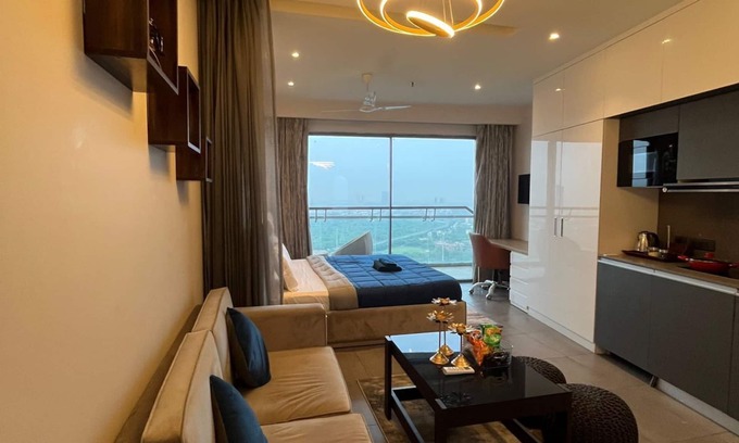 Noida Apartamento | Cozy 1-bedroom apartment in Noida with AC, WiFi & Majestic City View