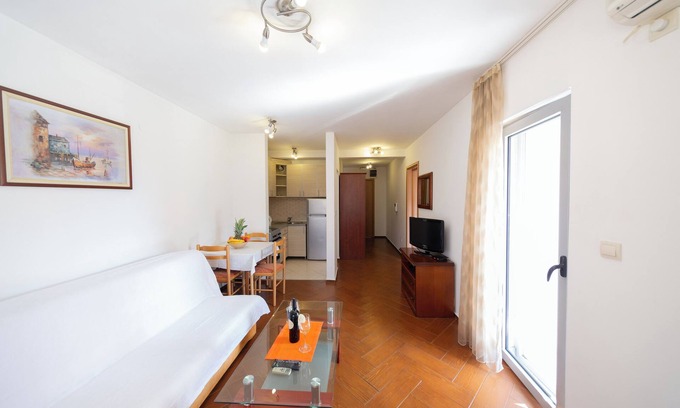 Centar Apartamento | Cozy 1-Bedroom Apartment, Walking Distance to the Beach No. 5
