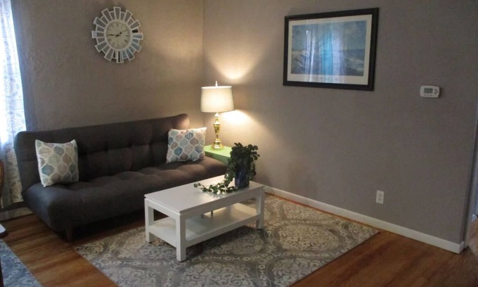 Newton Apartamento | Cozy 1-bedroom apartment on square in Newton