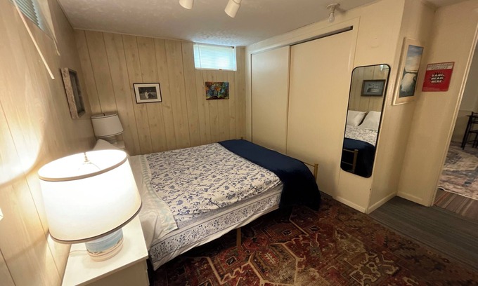 Peoria Heights Apartamento | Cozy 1-bedroom basement apartment in Peoria Heights Pets Welcome!