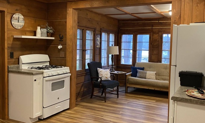 Rhinelander Complejo | Cozy 1-bedroom cabin on Wisconsin River Chain - 200' from the Beach Bar & Grill