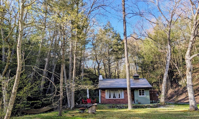 Milford Cabina | Cozy 1-bedroom cabin with AC, WiFi in lovely Milford, PA
