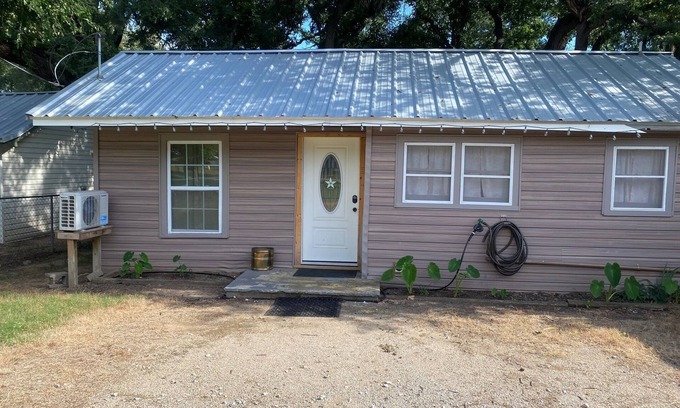 Newark Cabina | Cozy 1-bedroom cabin with AC, WiFi in lovely Eagle mountain Lake,Newark Texas