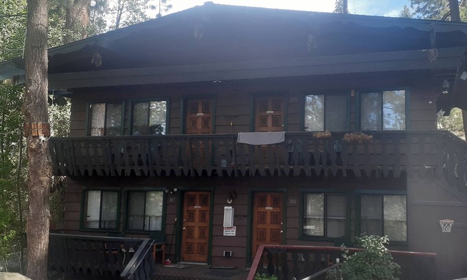 Elk Point Chalet De Esquí | Cozy 1-Bedroom Chalet with Fireplace & Kitchenette. Great South Lake Location