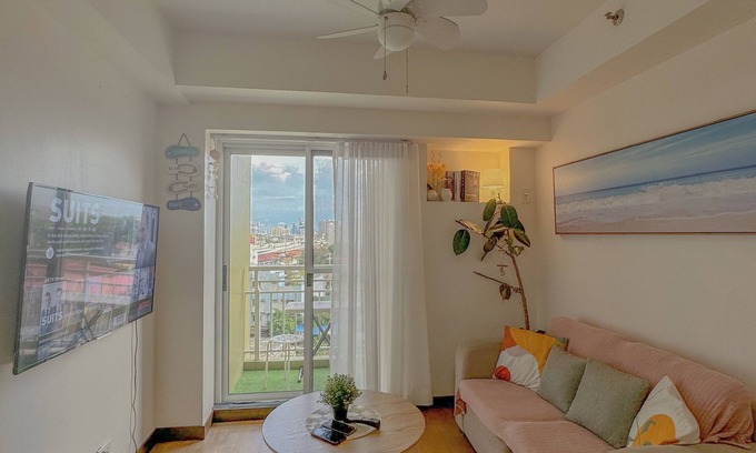 A. Bonifacio Condominio | Cozy 1-bedroom condo in wonderful Quezon City with WiFi, AC, Pool view, Netflix