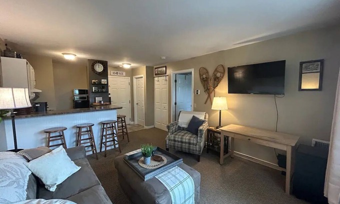 Hancock Condominio | Cozy 1-bedroom condo at ski resort with WiFi, fitness room, pool & hottub
