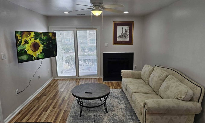Mount Vernon Condominio | Cozy 1-bedroom condo in wonderful Alexandria with WiFi, AC, Free Parking