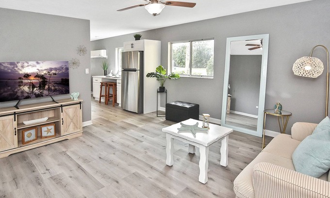 Biggar Condominio | Cozy 1-bedroom condo with AC in Fort Myers. Private Lanai. Onsite W/D.