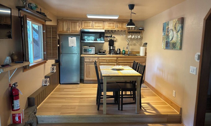 Tahoe Village Condominio | Cozy 1-bedroom condo in terrific Stateline. Sleeps 2 adults plus two minors.