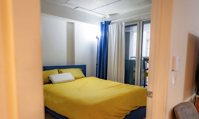 Old Montreal Condominio | Cozy 1-bedroom condo with WiFi, fitness room and office space in old Montréal