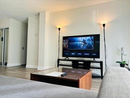 Southwest Calgary Apartamento | Cozy 1 Bedroom Condo with Parking