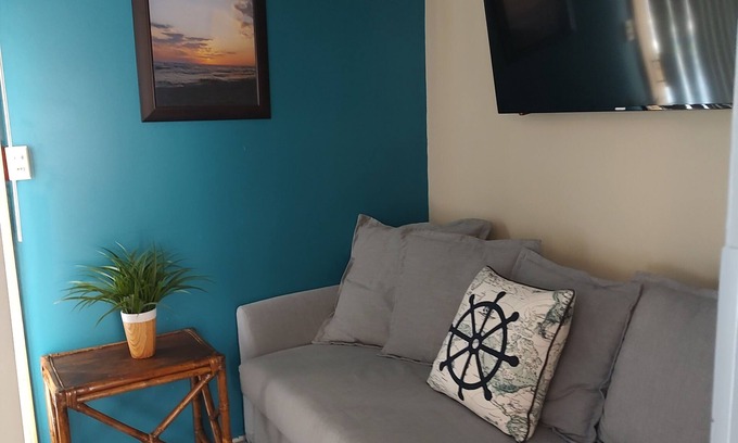 Manistee Cabaña | Cozy 1 bedroom cottage walking distance to Lake Michigan & downtown!