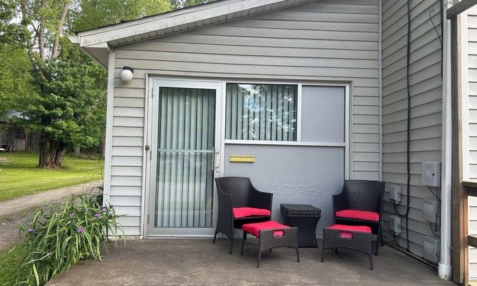 Venango Apartamento | Cozy 1-bedroom creekside flat