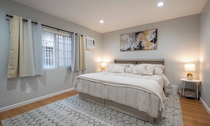 Studio City Apartamento | Cozy 1-bedroom fully furnished apartment in charming Studio City!