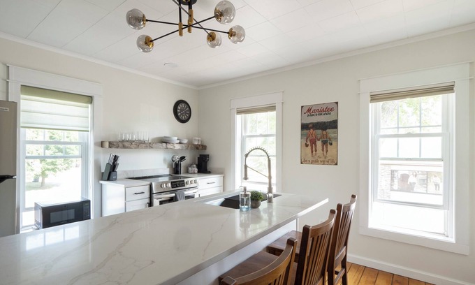 Manistee Apartamento | Cozy 1+ Bedroom Haven with Charm and is a block from downtown!