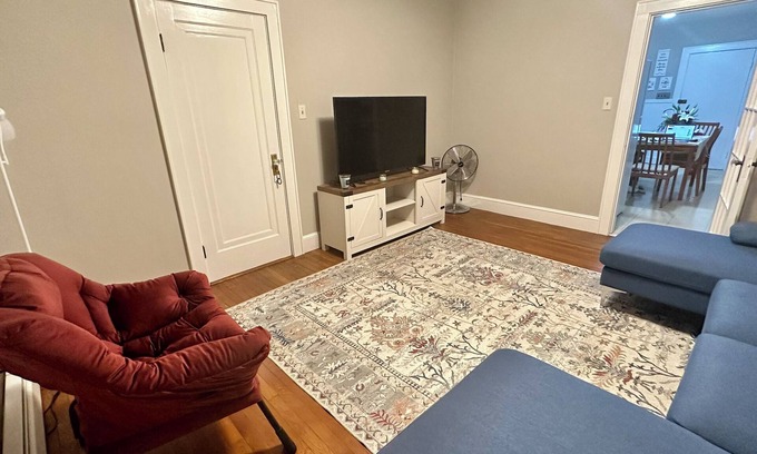 Manchester Casa | Cozy 1-bedroom house w/ WiFi. Work, weekend getaway or celebration? Great place