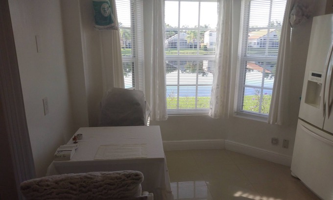 Weston Casa | Cozy 1-bedroom house with AC and WiFi in pleasant Weston