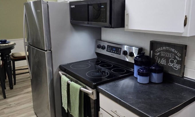 West Seventh Apartamento | Cozy 1-bedroom in West 7th with WiFi, AC, sofabed, full bath and kitchen
