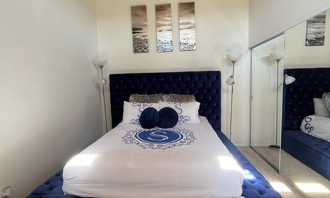 Encino Condominio | Cozy 1-bedroom Loft condo in enchanting Los Angeles with AC, WiFi