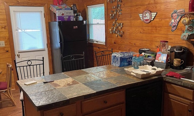 Cartersville Cabina | Cozy 1 Bedroom, one sofa bed Cottage House 10 min from Lake Pointe Sports Ctr