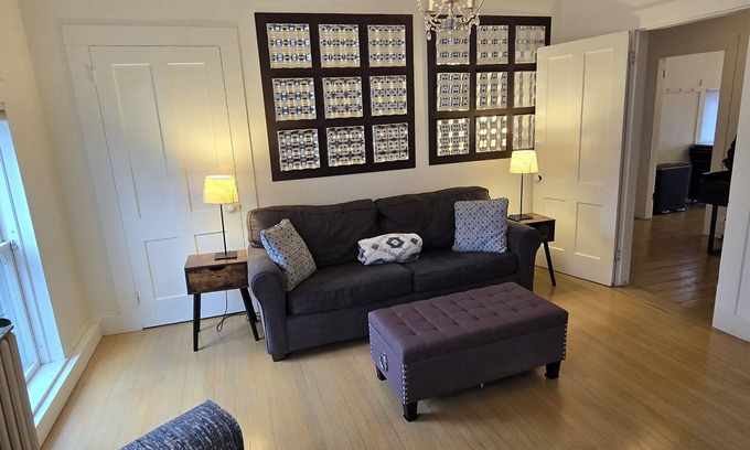 Newport Apartamento | Cozy 1-bedroom Owners Apartment in downtown. Walk to main street.