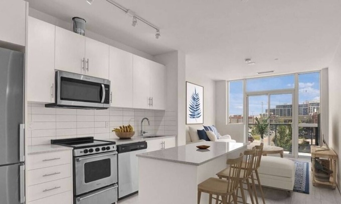 Oakville Condominio | Cozy 1 bedroom plus Den with all amenities in charming Oakville