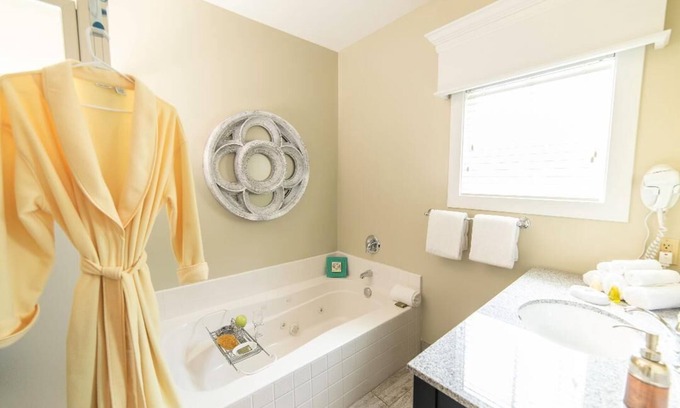 Lackey Complejo | Cozy 1-bedroom resort in charming Williamsburg with I/O Pools, AC, fitness room