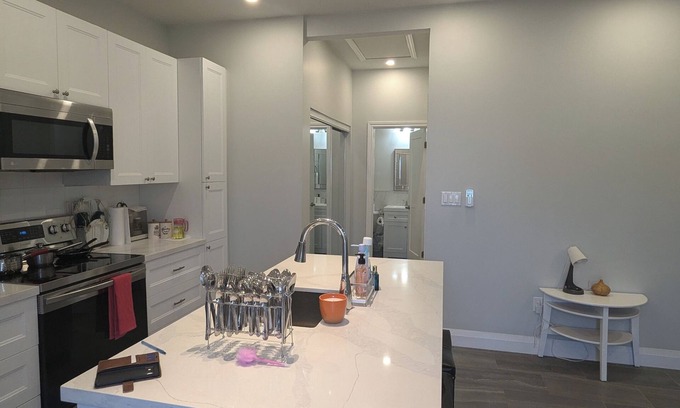 Cambridge Casa | Cozy 1 Bedroom Retreat with Spacious Living Room Perfect for a Relaxing Getaway