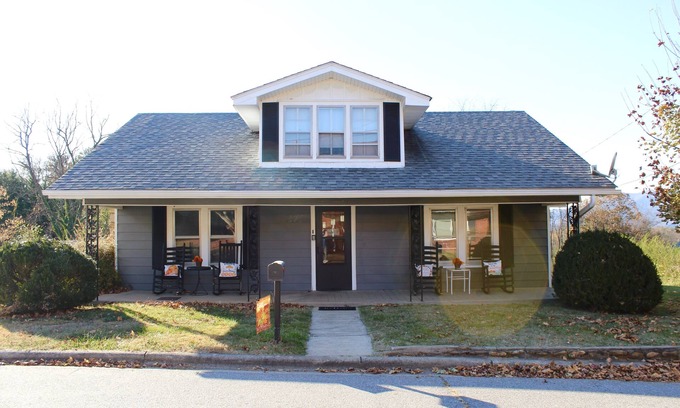 Canton Casa | Cozy 1-Bedroom Retreat 3 mins to downtown Canton, 25 to Downtown Asheville!