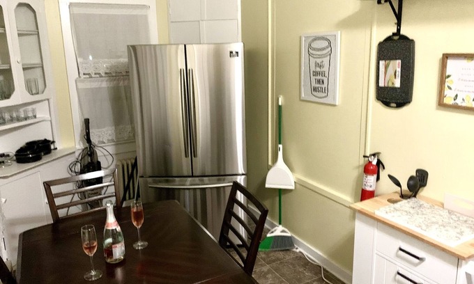 East Stroudsburg Apartamento | Cozy 1 bedroom apartment can sleep 4 queen size bed couch in living room