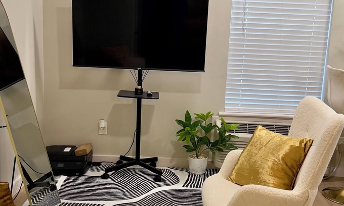 Medical District Apartamento | Cozy 1-bedroom with AC and WiFi in amazing Memphis downtown apartment.