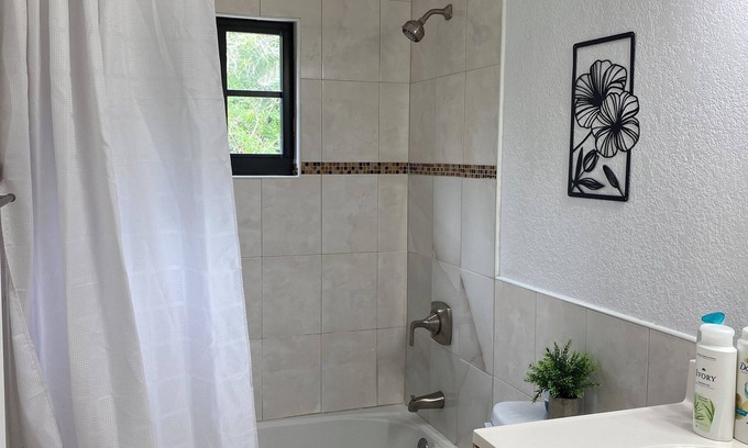 Bodden Town Apartamento | Cozy 1-bedroom with WiFi and AC in charming Bodden Town
