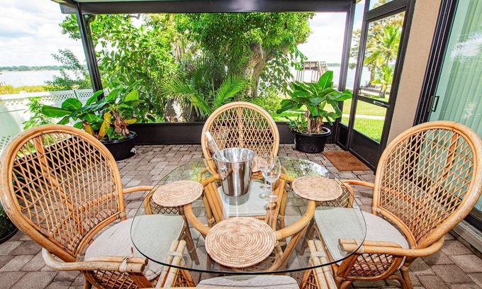 Winter Haven Apartamento | Cozy 1 BR Apt on Lake Howard with Lanai Patio, Dock & Kayaks