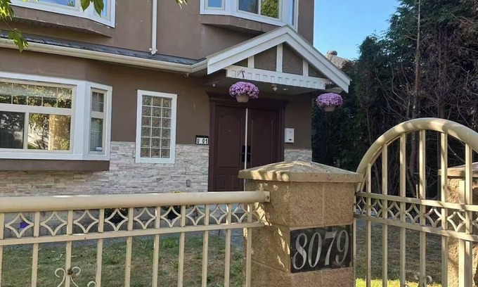 Marpole Casa | Cozy 1-BR Suite in West Side Kitchen & Living