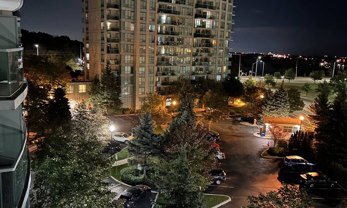 Central Erin Mills Condominio | Cozy 1 BR with private balcony